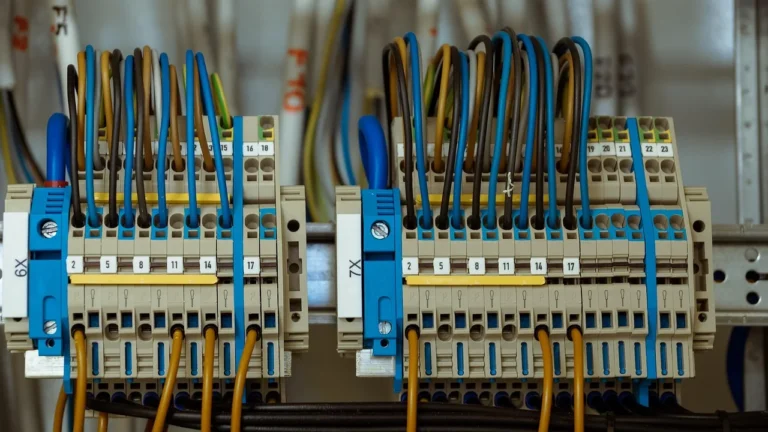 Instalacje domowe: wymiana rozdzielnicy i zabezpieczeń — kiedy jest konieczna